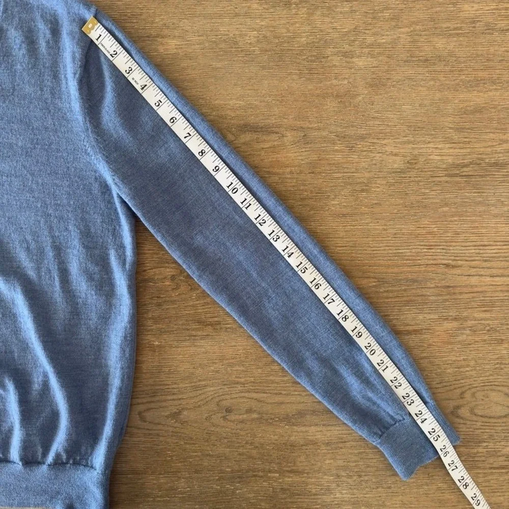 Banana Republic Mens M 100% Merino Wool V-Neck Sweater Blue Pullover Lightweight